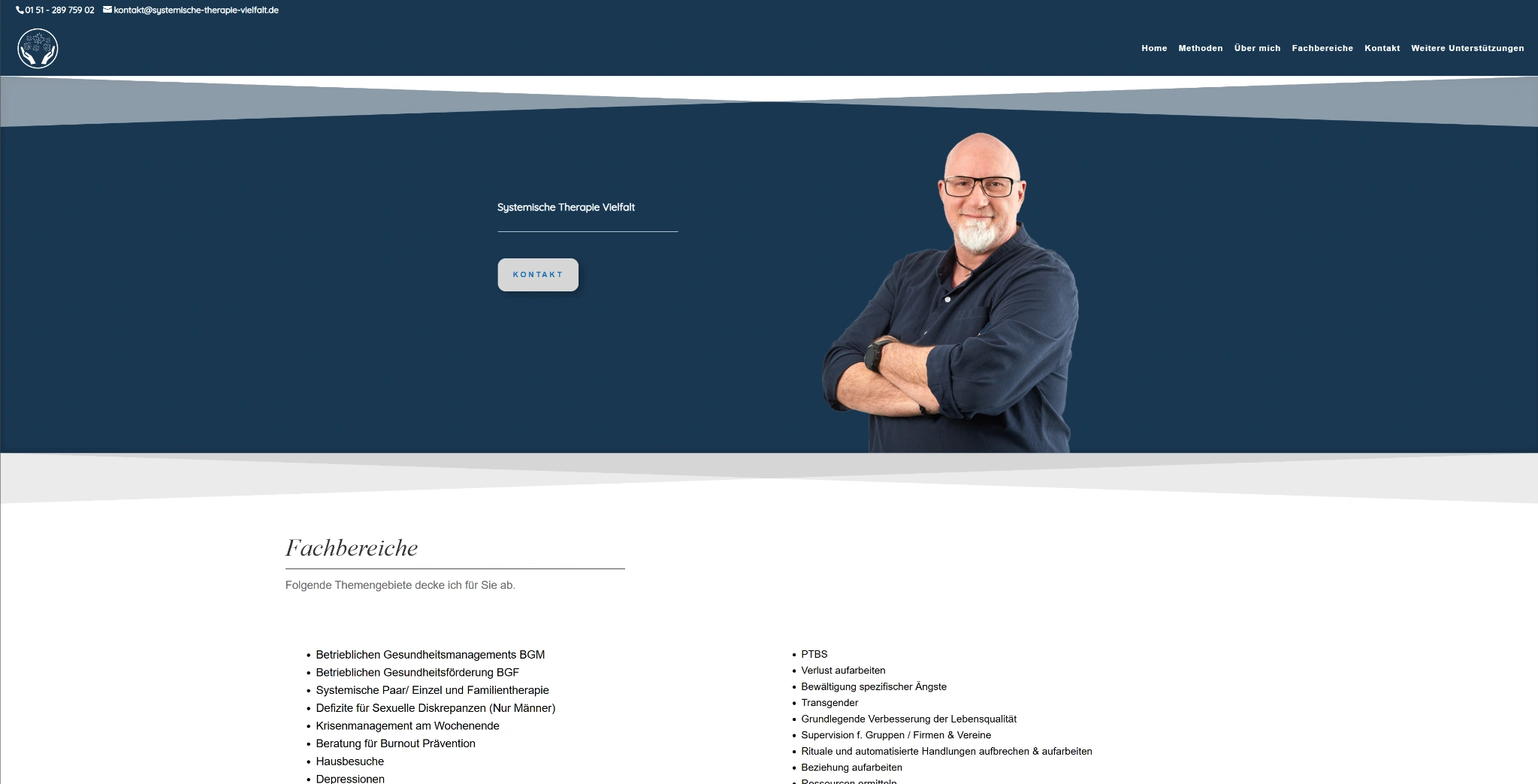 Website-Preview der Systemischen Therapie Vielfalt mit dunkelblauem Hero und Therapeut